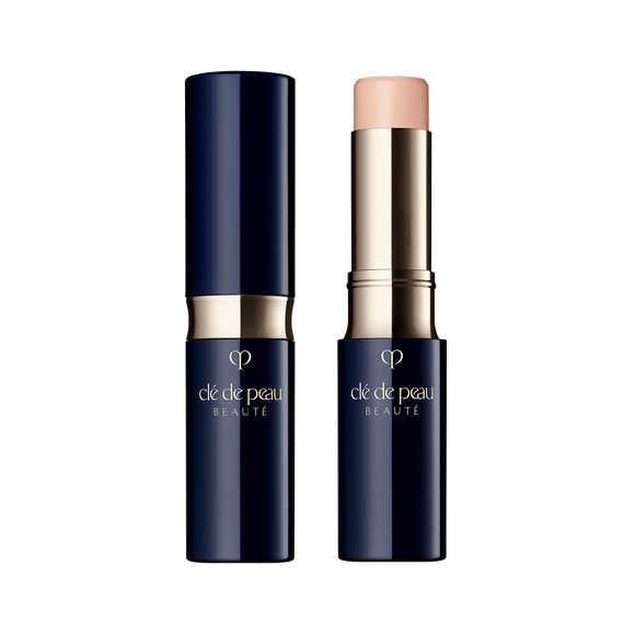 A stick concealer from Shiseido Clé de Peau Beâuté with a beige tip and a dark blue cap, labeled in French.